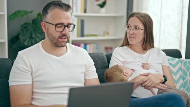 Anne Baba Bebeğin Ailesi Evdeki Kanepede Dizüstü Bilgisayar Kullanıyor — Stok video