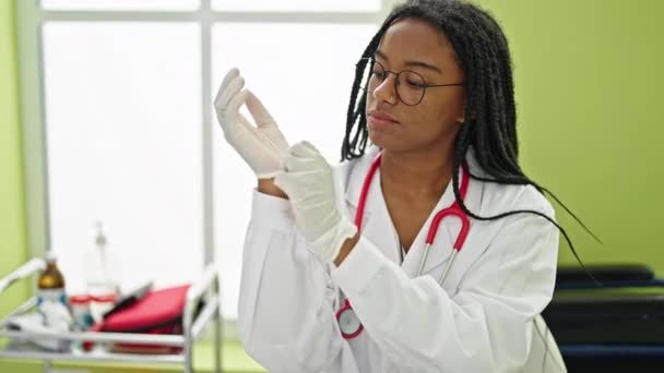 Afrikansk Amerikansk Kvinna Läkare Ler Säker Bär Handskar Kliniken — Stockvideo