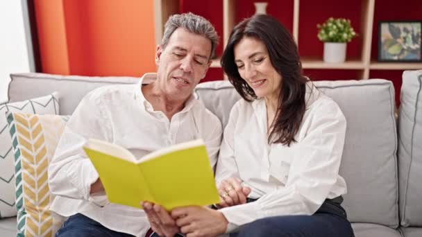 Oudere Man Vrouw Paar Lezen Boek Spreken Thuis — Stockvideo