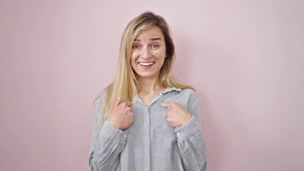 Mladá Blondýna Žena Ukazuje Sama Tleskání Rukou Přes Izolované Růžové — Stock video