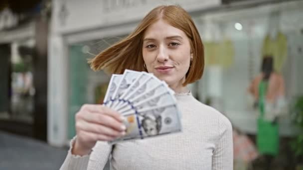 Молода Блондинка Посміхається Впевнено Тримає Долари Вулиці — стокове відео