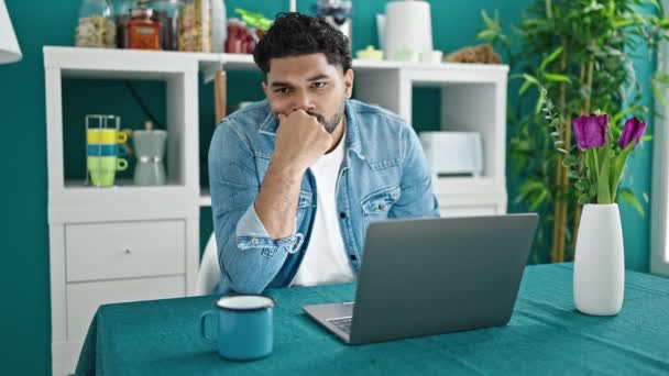 Africano Americano Homem Usando Laptop Sentado Mesa Que Tem Ideia — Vídeo de Stock