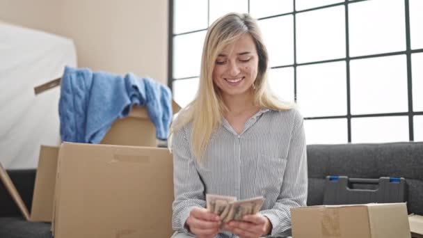 Jonge Blonde Vrouw Glimlachen Zelfverzekerd Tellen Dollars Nieuwe Huis — Stockvideo