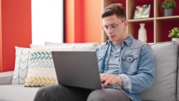Jovem Hispânico Usando Laptop Sentado Sofá Com Expressão Estressada Casa — Vídeo de Stock