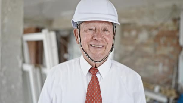 Senior Hombre Pelo Gris Arquitecto Sonriendo Confiado Pie Sitio Construcción — Vídeo de stock