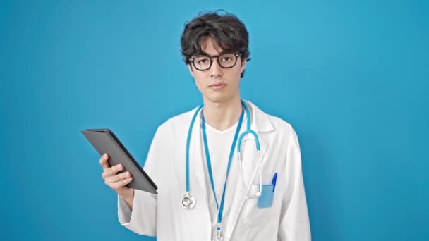 Jovem Hispânico Homem Médico Usando Touchpad Dizendo Não Com Cabeça — Vídeo de Stock