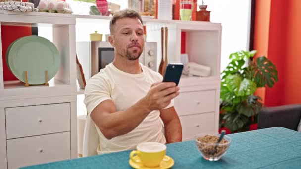 Молодий Чоловік Сніданок Робить Відеодзвінок Їдальні — стокове відео