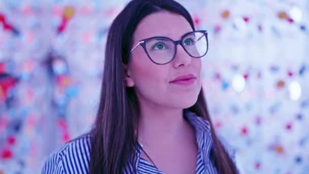 Молода Красива Іспаномовна Жінка Відвідує Футуристичний Виставковий Простір — стокове відео
