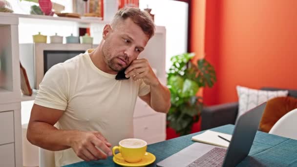 Genç Adam Kahve Içiyor Akıllı Telefondan Konuşuyor Yemek Odasında Masada — Stok video
