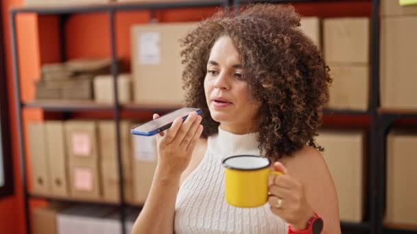 Ung Vacker Latinamerikansk Kvinna Handel Företagare Skicka Röstmeddelande Dricka Kaffe — Stockvideo