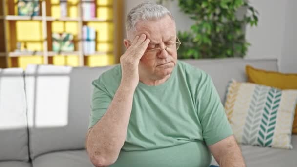 Grauhaariger Mann Mittleren Alters Leidet Unter Kopfschmerzen Wenn Hause Auf — Stockvideo