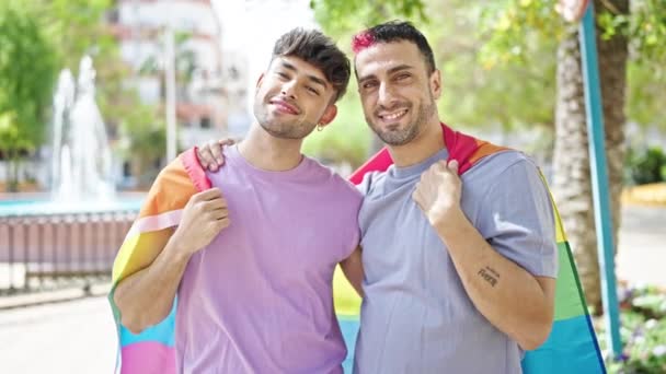 Dois Homens Casal Abraçando Uns Aos Outros Segurando Bandeira Homossexual — Vídeo de Stock