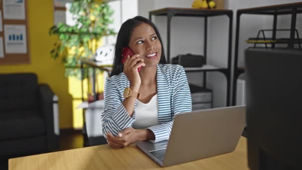 Afroamerikansk Kvinna Företagare Använder Bärbar Dator Prata Smartphone Kontoret — Stockvideo