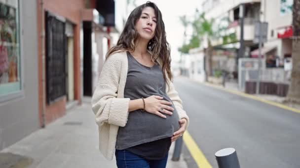 Jonge Zwangere Vrouw Staan Met Ernstige Uitdrukking Aanraken Buik Straat — Stockvideo