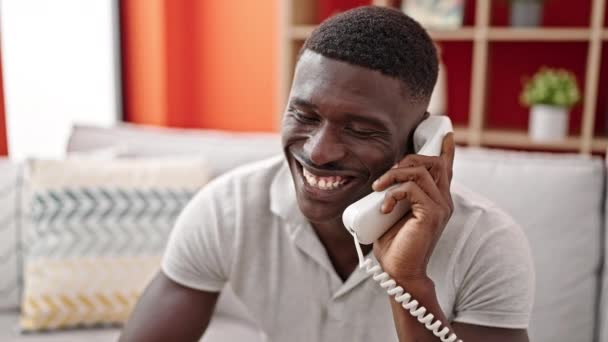 Africano Americano Falando Por Telefone Sentado Sofá Sorrindo Casa — Vídeo de Stock