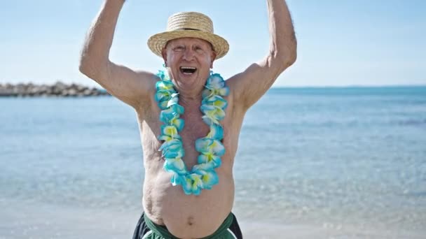 Starší Šedovlasý Muž Turista Plavkách Letním Klobouku Úsměvem Moře — Stock video