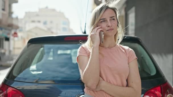 Junge Blonde Frau Telefoniert Mit Smartphone Das Auf Der Straße — Stockvideo