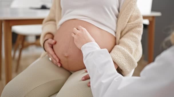 Mladá Těhotná Žena Gynekolog Pacient Vyšetření Břicha Stetoskopem Klinice — Stock video
