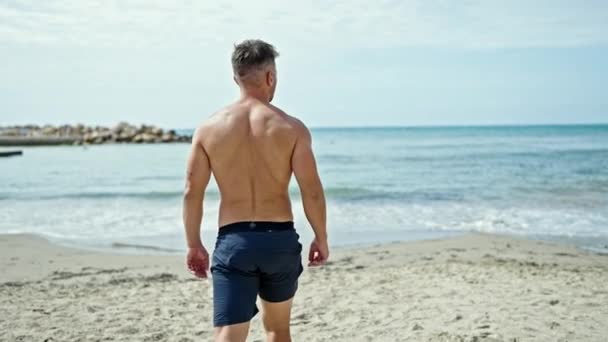 Young Man Tourist Wearing Swimwear Walking Backwards Beach — Stock Video