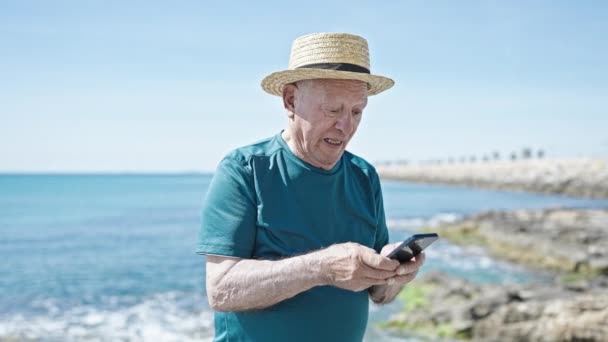 Senior Turista Canoso Con Sombrero Verano Usando Smartphone Con Expresión — Vídeos de Stock