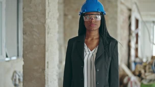 Afrykańska Amerykanka Architekt Uśmiechnięta Pewnie Stoi Placu Budowy — Wideo stockowe