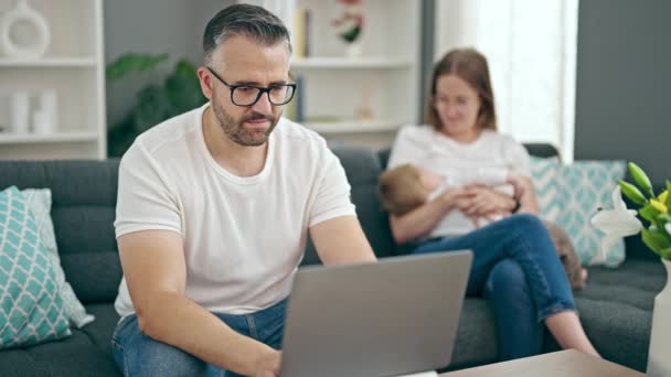 Rodzina Matki Ojca Dziecka Korzystających Laptopa Siedzi Kanapie Domu — Wideo stockowe