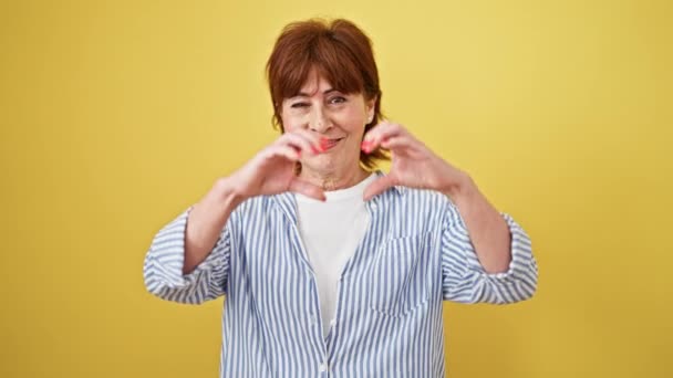 Frau Mittleren Alters Lächelt Selbstbewusst Und Macht Herzensgeste Mit Den — Stockvideo