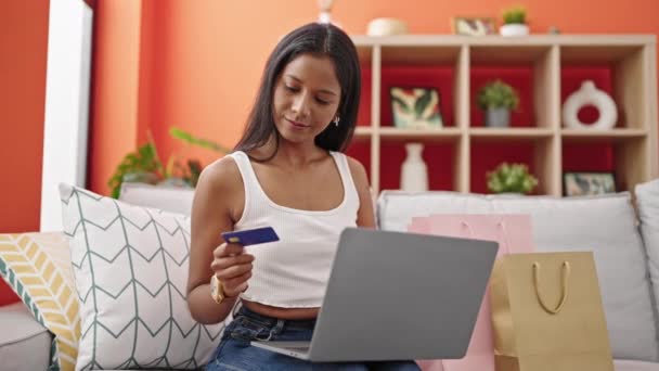 アフリカ系アメリカ人女性ショッピングノートパソコンやクレジットカードで受賞式で自宅 — ストック動画