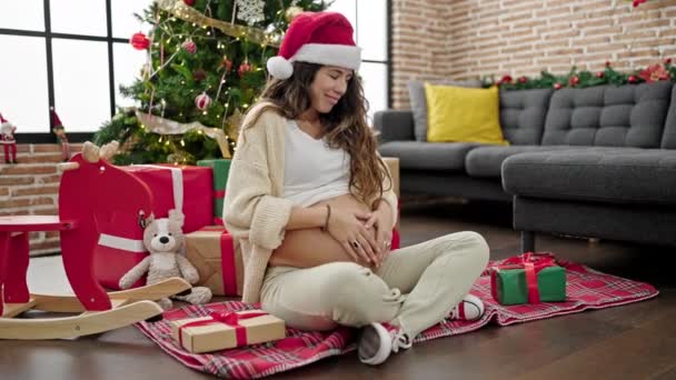 若いです妊娠中の女性マッサージ腹祝いクリスマスで家 — ストック動画