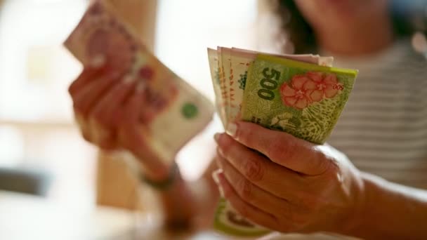中年惊慌失措的女人在家里数着100比索和500比索的钞票 — 图库视频影像