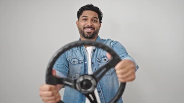 非裔美国人面带微笑 自信地使用方向盘作为司机 跨越孤立的白色背景 — 图库视频影像