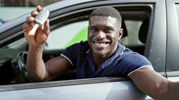 거리에서 새로운 자동차의 열쇠를 아프리카계 미국인 — 비디오