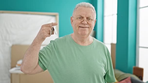 Hombre Pelo Gris Mediana Edad Sonriendo Confiado Sosteniendo Las Llaves — Vídeos de Stock