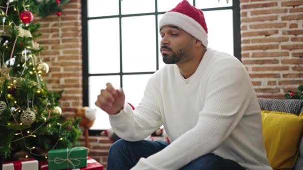 Hombre Afroamericano Celebrando Navidad Con Expresión Triste Casa — Vídeo de stock