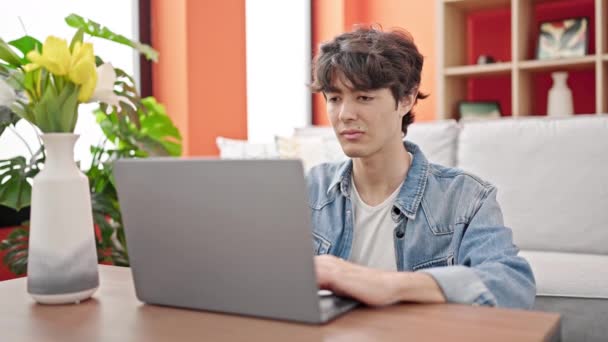 Jovem Hispânico Usando Laptop Sentado Chão Casa — Vídeo de Stock
