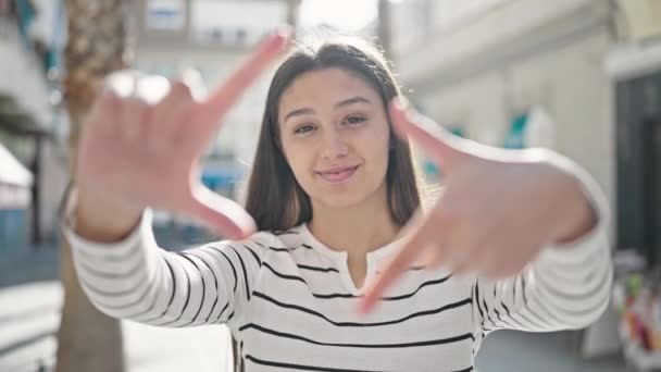 Genç Güzel Spanyol Kadın Gülümsüyor Kendine Güveniyor Elleriyle Sokak Ortasında — Stok video