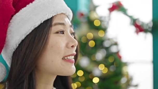 Jeune Femme Chinoise Célébrant Noël Regardant Vers Côté Maison — Video