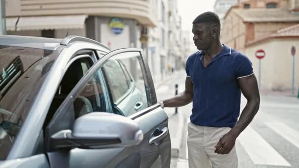 Afrikansk Amerikan Öppnar Dörren Sittandes Bilen Gatan — Stockvideo