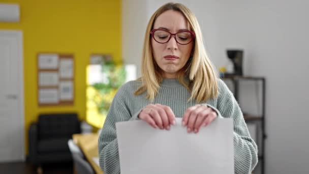 Genç Sarışın Kadını Ofiste Belge Kırıyor — Stok video