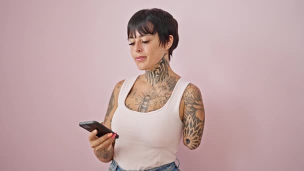 Hispanic Kvinna Med Amputerad Arm Ler Säker Talar Smartphone Över — Stockvideo