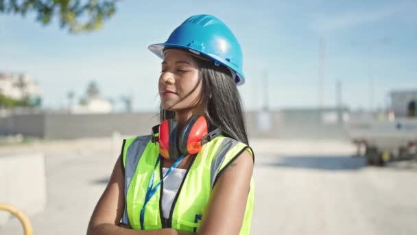 Africano Mulher Americana Construtor Com Braços Cruzados Gesto Expressão Séria — Vídeo de Stock