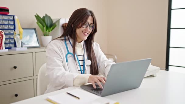 年轻美丽的惊慌失措的女医生在诊所使用笔记本电脑 — 图库视频影像