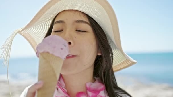 Joven Turista China Sonriendo Confiada Comiendo Helado Playa — Vídeo de stock