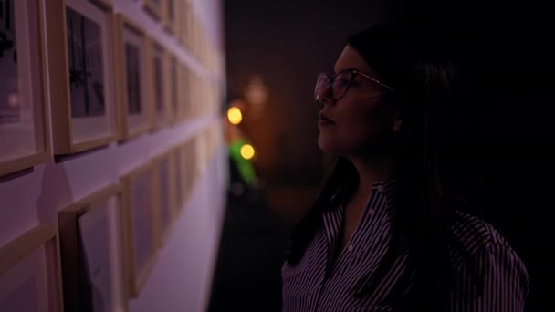 Молодая Красивая Латиноамериканка Смотрит Художественную Выставку — стоковое видео