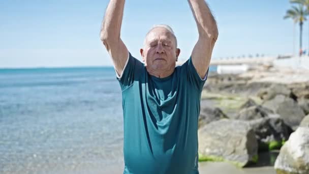 Uomo Anziano Dai Capelli Grigi Che Esercizio Yoga Mare — Video Stock