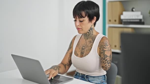 Hispanic Woman Amputee Arm Business Worker Using Laptop Working Office — Stock Video