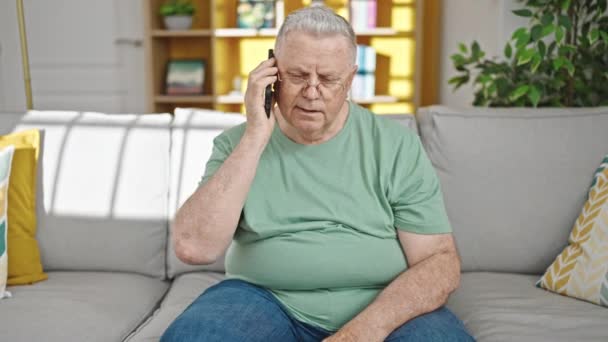Grauhaariger Mann Mittleren Alters Telefoniert Hause Auf Sofa Sitzend — Stockvideo
