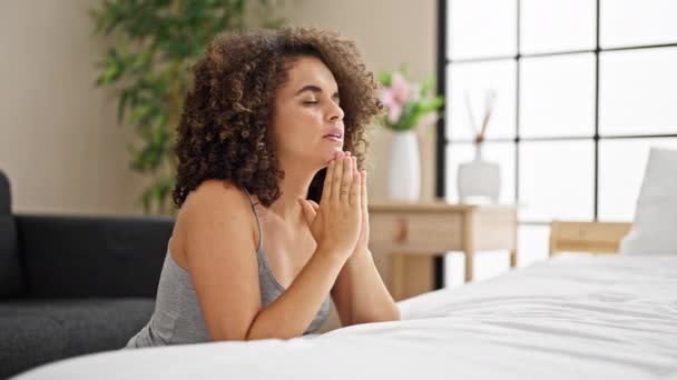 年轻美丽的惊慌失措的女人坐在地板上 在卧室祈祷 — 图库视频影像