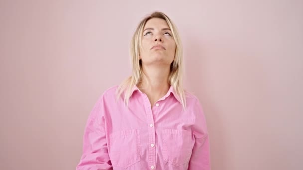 Jonge Blonde Vrouw Gestrest Staande Geïsoleerde Roze Achtergrond — Stockvideo