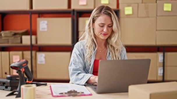Młoda Blondynka Ecommerce Kobieta Pracownik Pomocą Laptopa Pisanie Dokumencie Biurze — Wideo stockowe